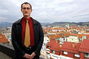 Dr. Jure Marn: &raquo;Univerza me ima pravico zavrniti. Nesprejemljivo pa se mi zdi, da me lahko zavrne brez vsakršne obrazložitve. To je sistemska napaka, ki omogoča kaznovanje profesorjev, ki razmišljajo kritično.&laquo;