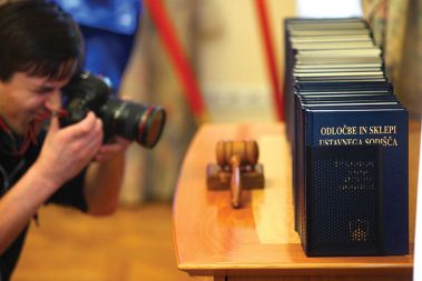 Zbirka odločb ustavnega sodišča &ndash; bogastvo pomembnih odločitev ali spisek neodgovorjenih vprašanj?