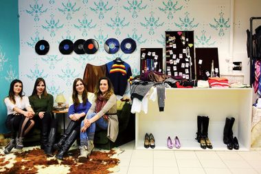 Organizatorke Vintage Vikenda Nina Štajner, Tjaša Gračner, Eva Seljan in Lida Salkič v impro dnevni sobi, ki so jo postavile v trgovini Gvant. Nad mizo so stojala z vintage nakitom, ki ga je zbral Jaka Neon. Organizatorke Vintage Vikenda Nina Štajner, Tjaša Gračner, Eva Seljan in Lida Salkič v impro dnevni sobi, ki so jo postavile v trgovini Gvant. Nad mizo so stojala z vintage nakitom, ki ga je zbral Jaka Neon.