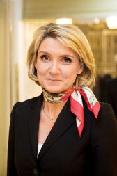 Vtis, da bi po njegovem predlogu zakona morala npr. Simona Dimic dokazati, od kod ji drag nakit, je napačen.