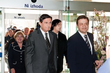 Simon Vrhunec, generalni direktor UKC Ljubljana: &raquo;Varčevalni ukrepi morajo biti selektivni, ne pa da ZZZS enako kaznuje vse izvajalce zdravstvenih storitev, tudi tiste, ki poslujejo učinkovito.&laquo; (na sliki ob obisku predsednika vlade)