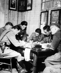 Komandant Stane (tretji z leve) s člani štaba in vodstvom 7. korpusa načrtuje napad na litijski most, september 1944 (Foto: John Philips) Komandant Stane (tretji z leve) s člani štaba in vodstvom 7. korpusa načrtuje napad na litijski most, september 1944 (Foto: John Philips)