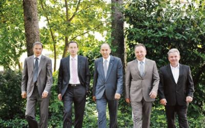 Nova vlada: SDS je na svoji spletni strani ob objavi &raquo;Državnega razvojnega programa&laquo; objavila tudi fotografijo promotorjev programa. Ime datoteke oz. fotografije na spletni strani je 1.1. nova vlada