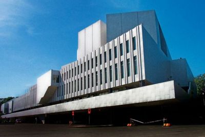 Čeprav je carrarski marmor na fasadi Finlandie občutljiv za finske vremenske razmere, ga ob prenovi niso zamenjali s cenejšim in trpežnejšim materialom, saj bi se Fincem to zdel nedopusten poseg v avtentičnost Aaltove arhitekture.