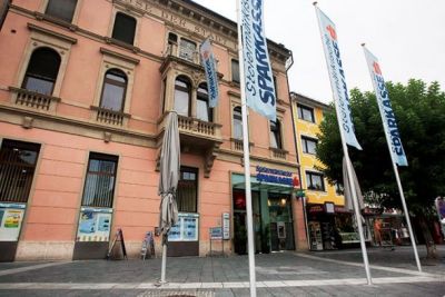 Rojstvo afere: Poslovalnica banke Sparkasse v Lipnici, kjer sta Wolf in Riedl 3 ure poskušala dvigniti 2,4 milijona evrov provizije, dokler ju bančni uslužbenec ni prijavil zaradi pranja denarja.