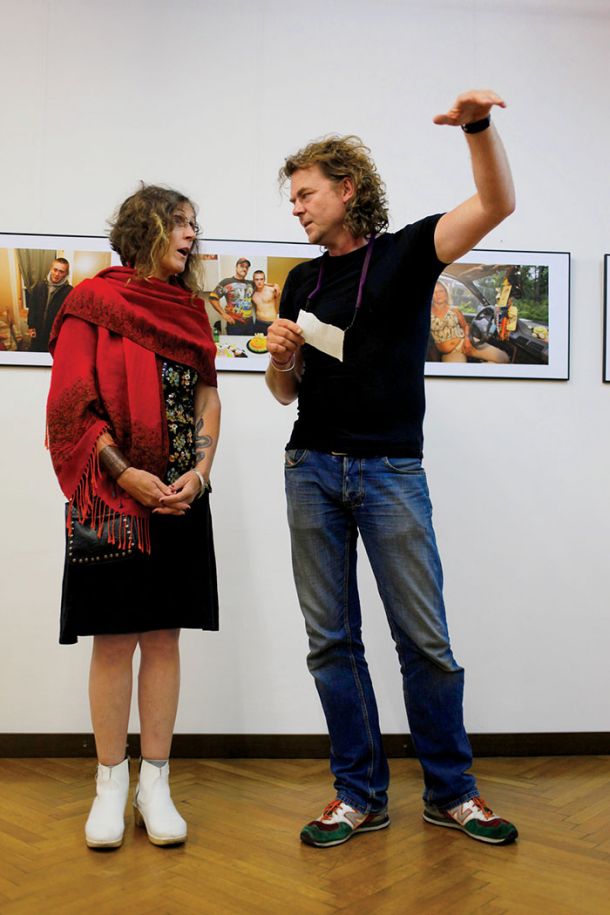 AVTORICA FOTOGRAFSKE RAZSTAVE BRENDA ANN KENNEALLY IN UMETNIŠKI VODJA FESTIVALA CHRIS DE BODE, JAKČEV DOM, FESTIVAL FOTOPUB 2011, NM | Boštjan Pucelj