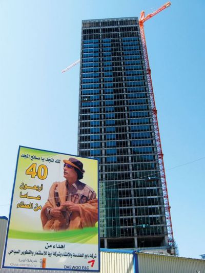 Reklamni pano južnokorejskega podjetja Daewoo, posvečen Gadafiju, &raquo;graditelju slave&laquo;, ob 40-letnici njegove vladavine. Tripolis, september 2009