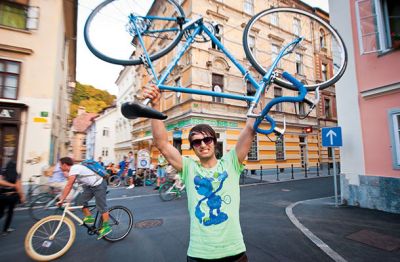 Zmagovalec Uroš z očetovim kolesom Rog Maraton: na cilju je bil v uri in dveh minutah.