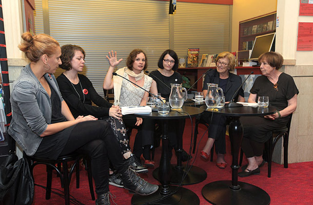 Lana Zdravković , Deja Crnović, Hanna Slak, voditeljica Vanja Pirc, Štefka Kučan, dr. Gabi Čačinovič Vogrinčič, Mladinina okrogla miza po premieri filma »Neke druge zgodbe«, Kinodvor, LJ | Borut Krajnc