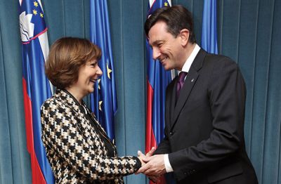 Je poskus zamenjave nadzornikov NLB res politično motiviran? Direktorica Agencije za upravljanje kapitalskih naložb države Dagmar Komar (na sliki z odhajajočim predsednikom vlade Borutom Pahorjem) ta očitek odločno zavrača, češ da je presoja agencije o zamenjavah nadzornikov &raquo;povsem avtonomna in strokovna&laquo;. 