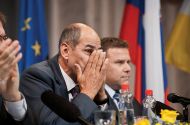 Janez Janša svari, da je za naslednje leto napovedan konec sveta, ki ga lahko s svojo izhodno strategijo prepreči samo SDS.
