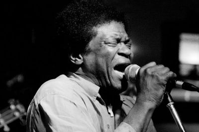 Charles Bradley se na prvencu pokloni soulu šestdesetih let in nastavi ogledalo gnili novi Ameriki. &copy; Daptone